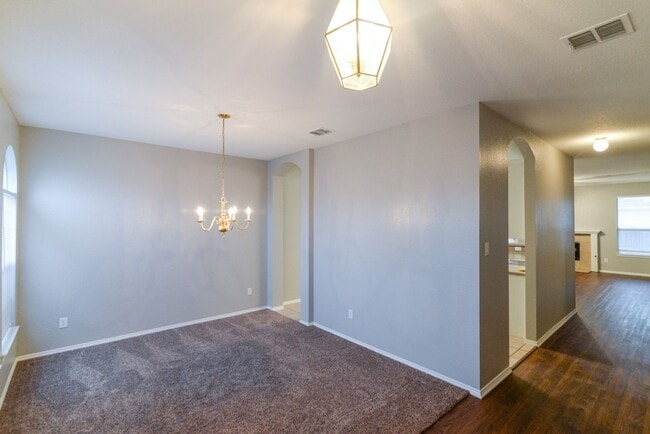 Building Photo - Adorable 3 bedroom with open floor plan!