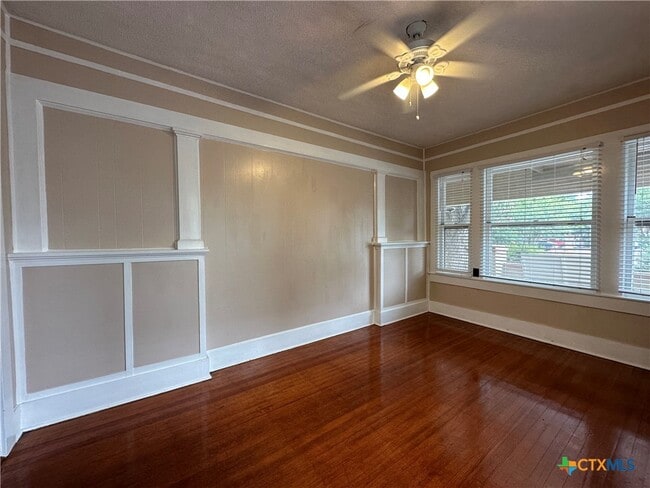 Building Photo - 420 W San Antonio St