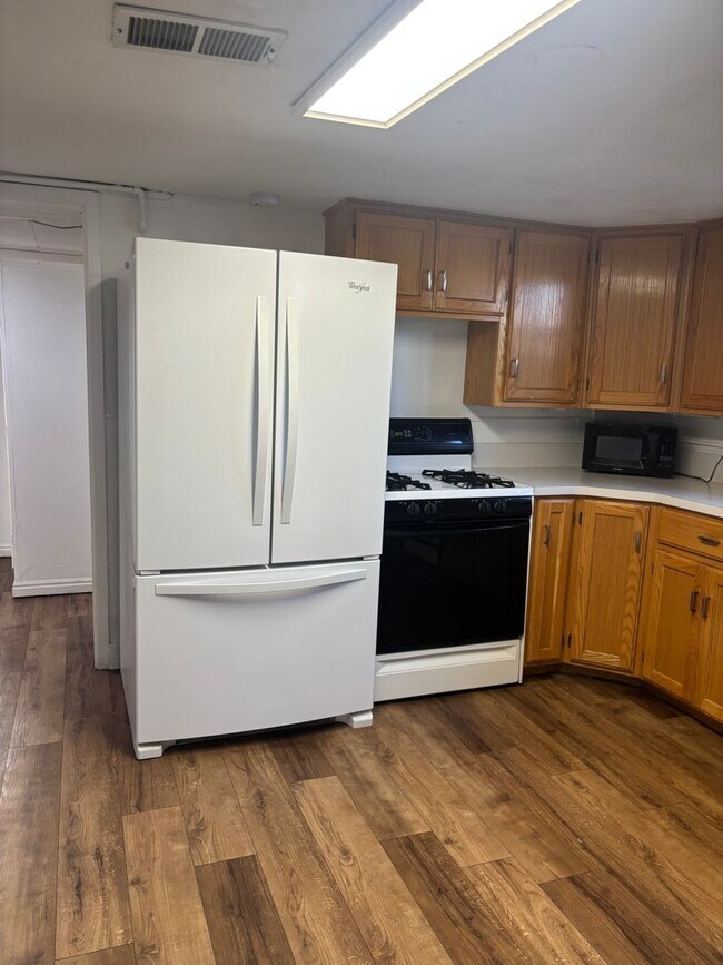 Building Photo - 856 N 300 W