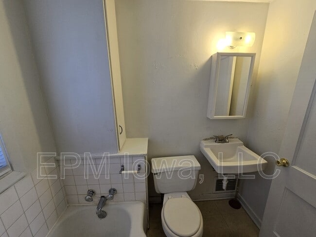 Building Photo - 251 Madison St