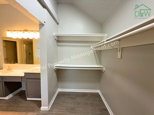 Building Photo - For Lease: Beautifully Remodeled 3-Bed Two-Story in Quiet DeSoto Neighborhood