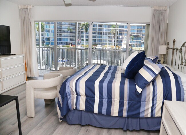 Building Photo - 1537 E Hillsboro Blvd