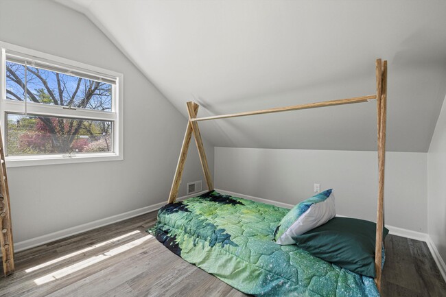 Building Photo - 930 Henry St