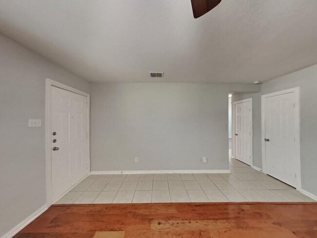 Building Photo - Coming Soon! 4BR/3BA | Updated Single Family Home | Fenced  yard | In Grand Prairie!