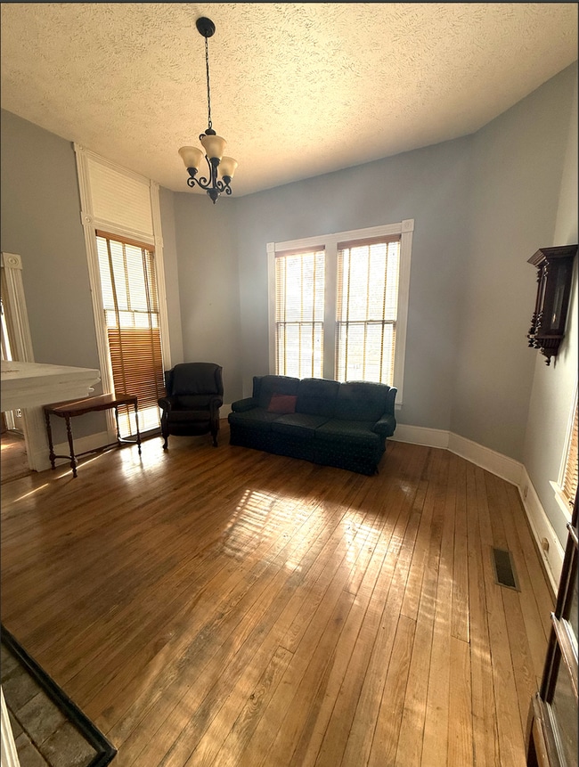 Building Photo - 1119 College St