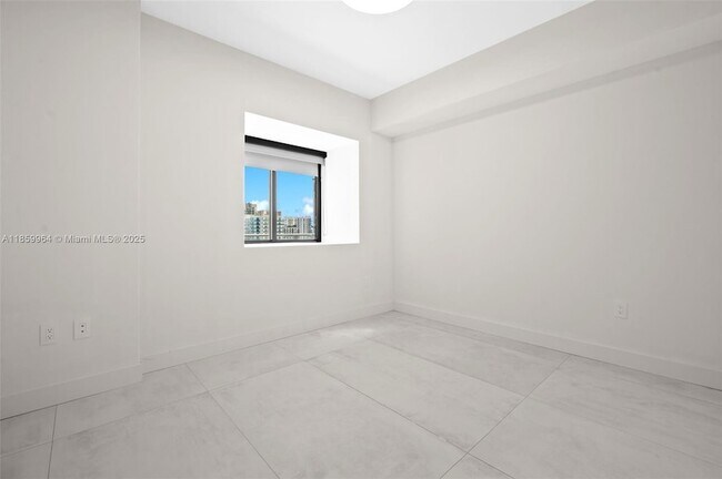 Building Photo - 700 NE 24th St
