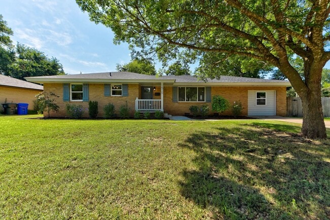 Building Photo - Fully Renovated 4 Bed, 2 Bath Just Minutes from Campus