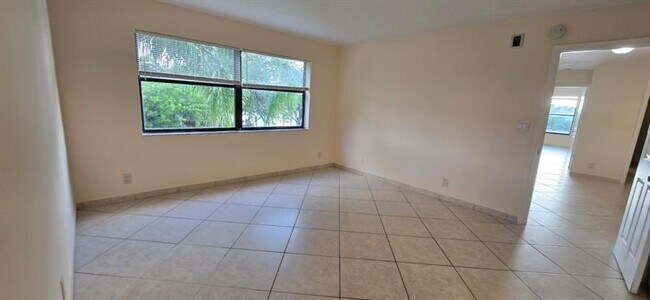 Building Photo - 105 S Riverside Dr