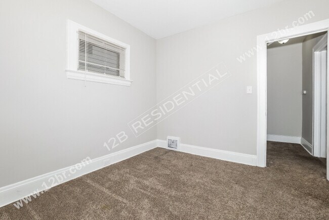 Building Photo - 2-Bedroom Down Unit and Large Kitchen