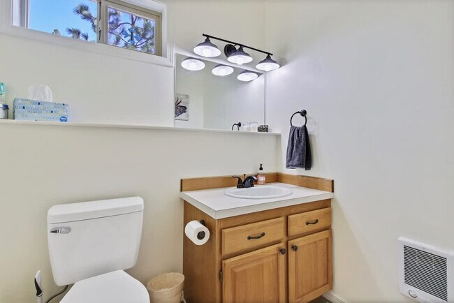 Building Photo - 1496 Pine Ridge Dr