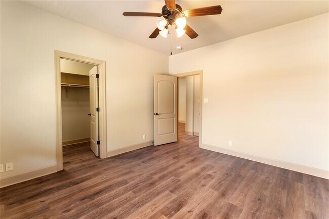 Building Photo - 1702 Lakeway Blvd