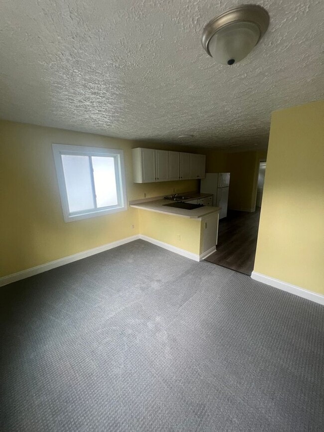 Building Photo - 704 W 4th St