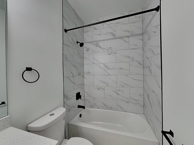 Building Photo - 2434 Quentin Ave S