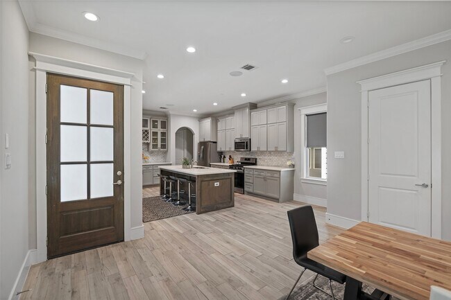 Building Photo - 6533 Castlebay Dr