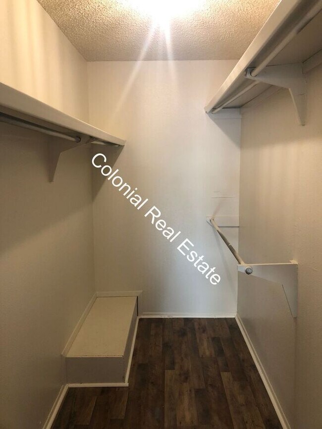 Building Photo - Beautiful, newly renovated, 2 bed 1 1/2 ba...
