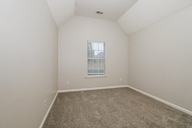 Building Photo - 87 Wren St