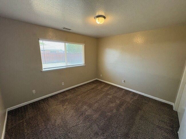 Building Photo - Charming Tulare home available now!