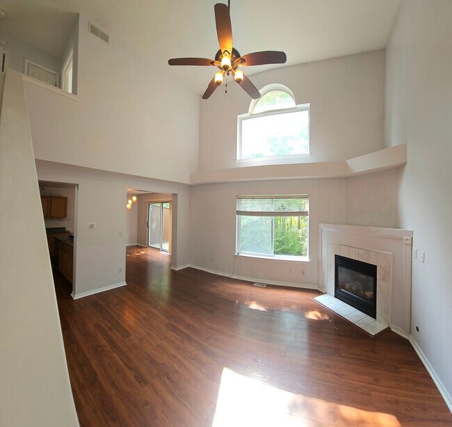 Building Photo - 3910 Old Elm Dr SE