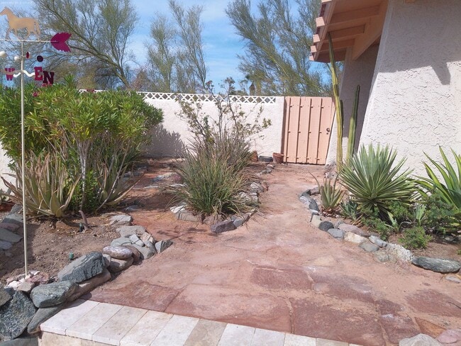 Building Photo - Entertainers Delight Beautiful Pool home Available May 12 to Sept 15, 2026