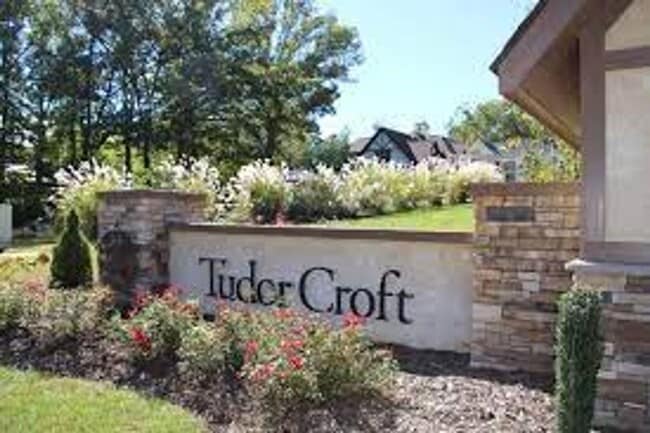Building Photo - Black Mountain - Gardeners Delight!!