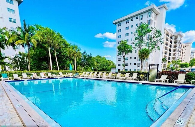 Building Photo - 3100 N Palm Aire Dr