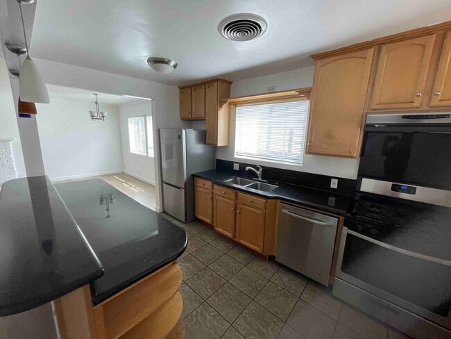 Building Photo - BEST VALUE IN SHERMAN OAKS!