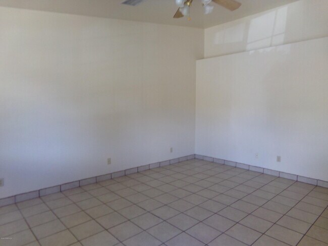 Building Photo - 4801 N Viewpoint Dr