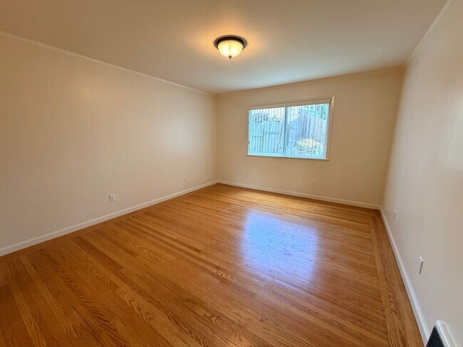 Building Photo - Charming Single Family House Across from McLaren Park