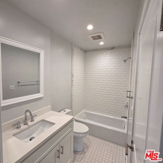 Building Photo - 418 S Roxbury Dr