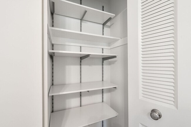 Building Photo - 2 Bed 1 Bath - Georgetown Village Condo - Move In Ready