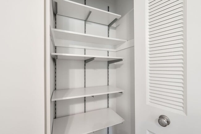 Building Photo - 2 Bed 1.5 Bath - Georgetown Village Condo ...