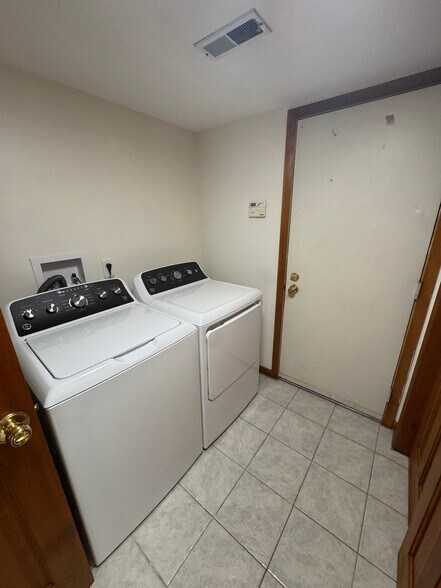 Building Photo - 42 Parkington Cir