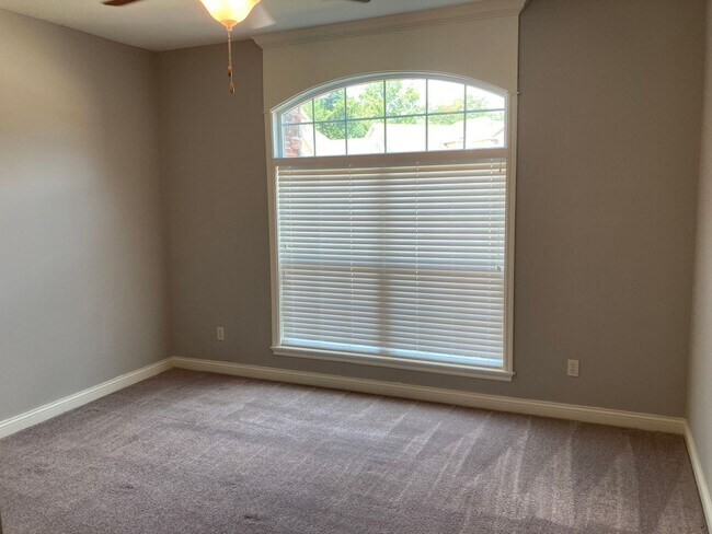 Building Photo - Bright 3BR Townhome with Bonus Room - Available NOW!