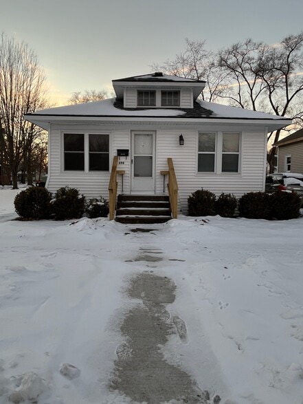 Front view - 694 Mc Alister Ave