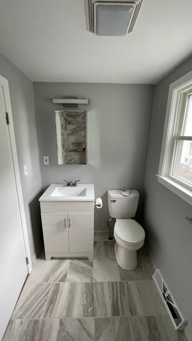 Bathroom - 20 Lakeview Pl