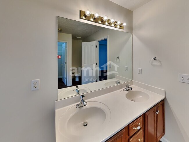 Building Photo - 302 Alexis Dr