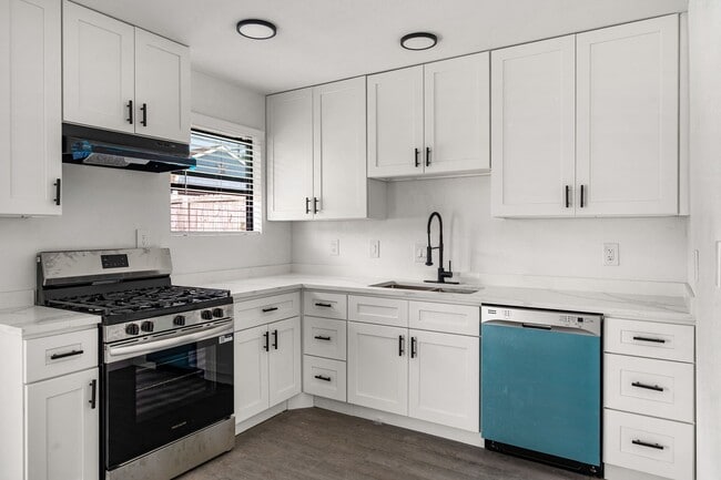 Building Photo - 404 Glenmore Dr