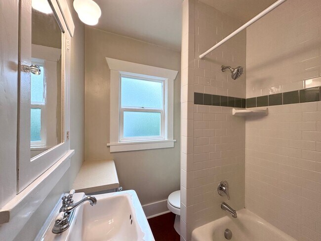 Building Photo - 1025 NE 31st Ave