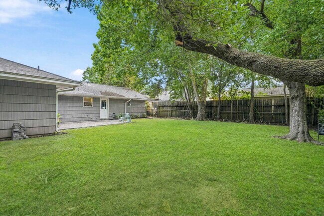 Building Photo - 4614 Hummingbird St