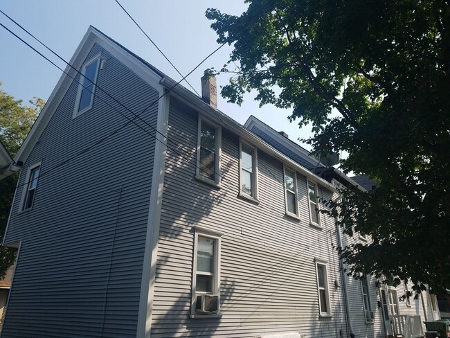 Building Photo - 1000 E Locust St