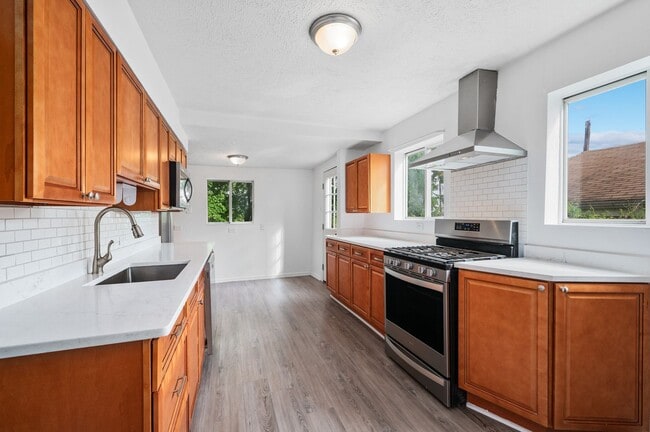 Building Photo - 5 bed 2 bath - Great Brookline location.  ...