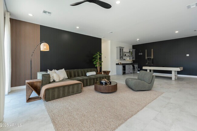 Building Photo - 5049 E Shaw Butte Dr