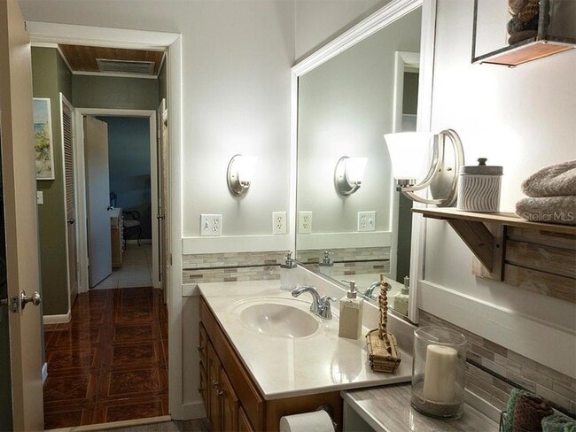 Building Photo - 380 Base Ave E