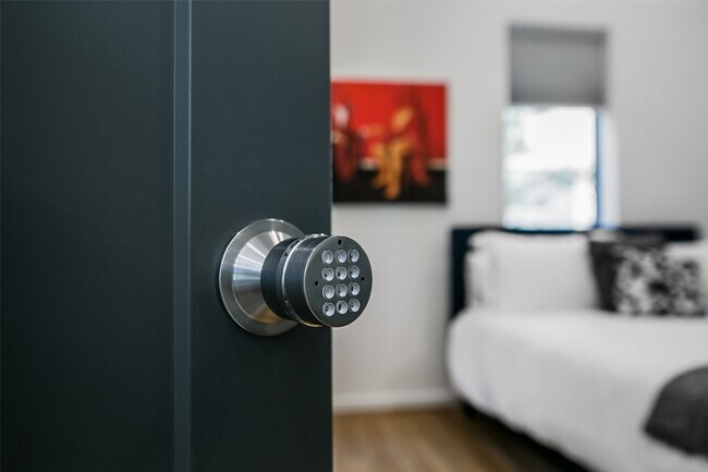 Building Photo - 511 Memorial Heights Dr