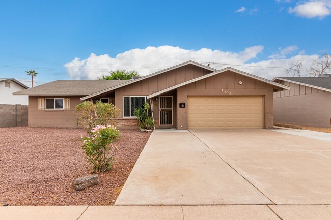 Building Photo - Beautiful 4 bedroom 2 bathroom home in Tempe!