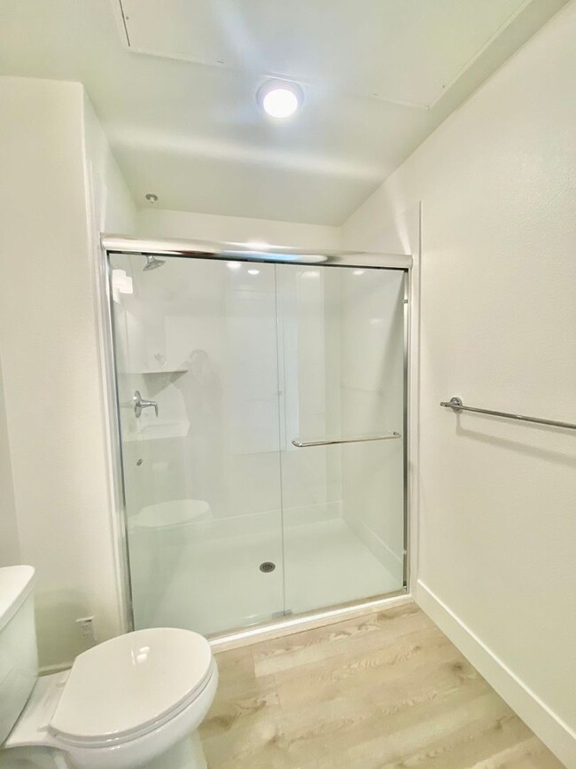 Building Photo - Room For Rent In Excellent Condo