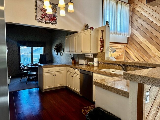 Building Photo - Stunning 3-Bedroom + Loft, 2.5-Bathroom Retreat in Snowcreek – $6,500/Month + Utilities