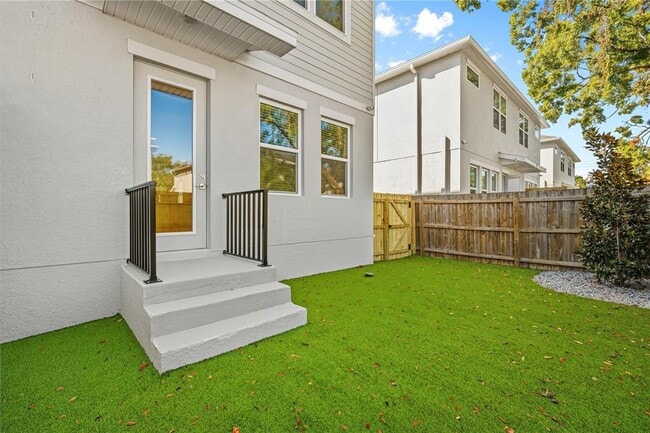 Building Photo - 2409 W Fig St