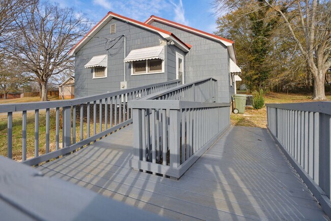 Building Photo - 3 Bedroom Newly Renovated Home in Central SC