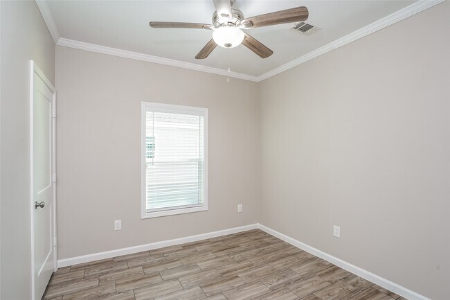 Building Photo - 9330 Crestview Dr